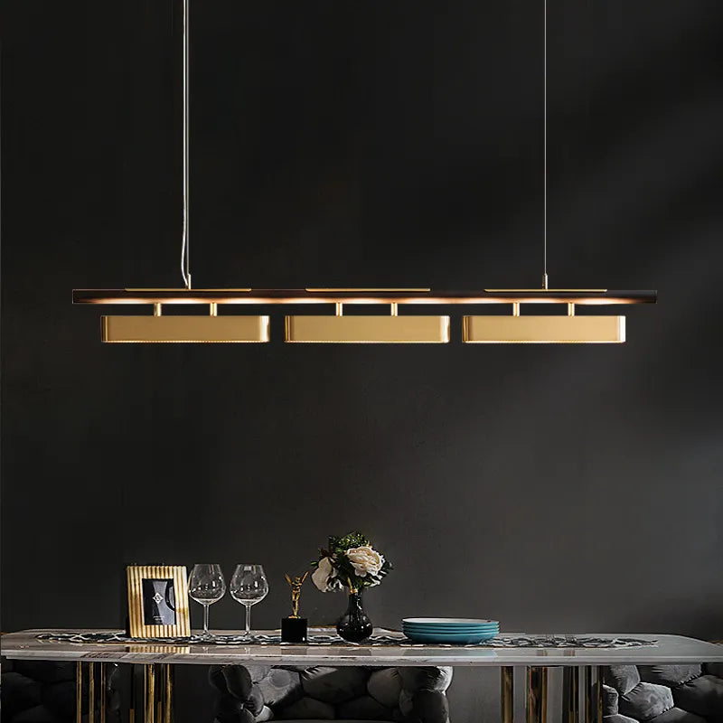 https://cdn.shopify.com/s/files/1/2499/8120/files/lustre-led-fer-forg-moderne-noir-or-5.png?v=1704459231
