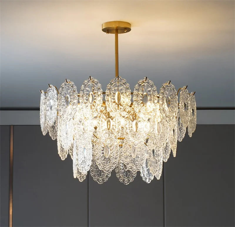 https://cdn.shopify.com/s/files/1/2499/8120/files/lustre-en-cristal-moderne-design-luxe-pour-une-ambiance-l-gante-0.png?v=1728895960
