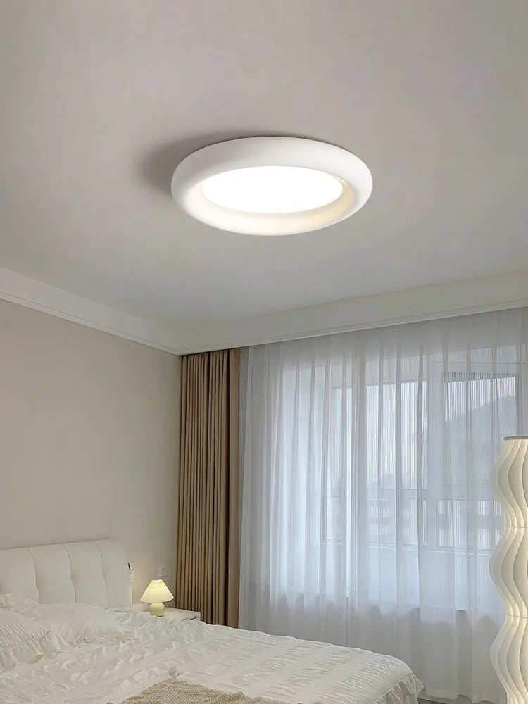 https://cdn.shopify.com/s/files/1/2499/8120/files/lampe-led-minimaliste-moderne-chambre-principale-4.png?v=1704304609