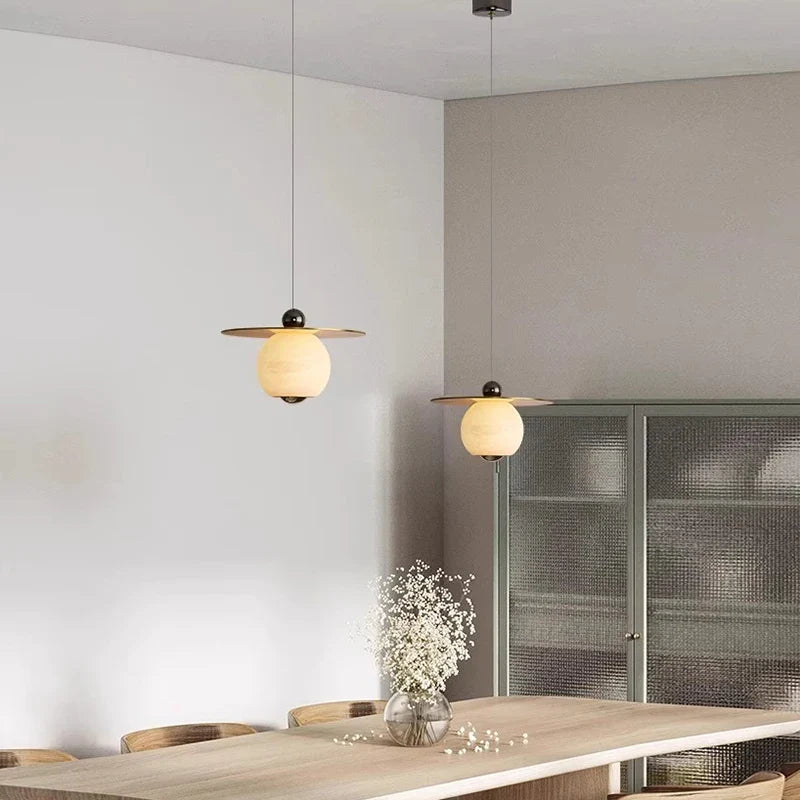 https://cdn.shopify.com/s/files/1/2499/8120/files/lampe-suspendue-de-luxe-en-marbre-naturel-et-laiton-0.png?v=1714395813