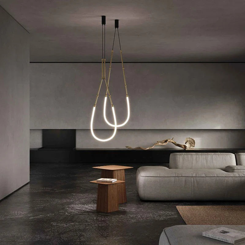 https://cdn.shopify.com/s/files/1/2499/8120/files/lustre-moderne-suspendu-design-minimaliste-pour-bar-ou-restaurant-0.png?v=1723337574