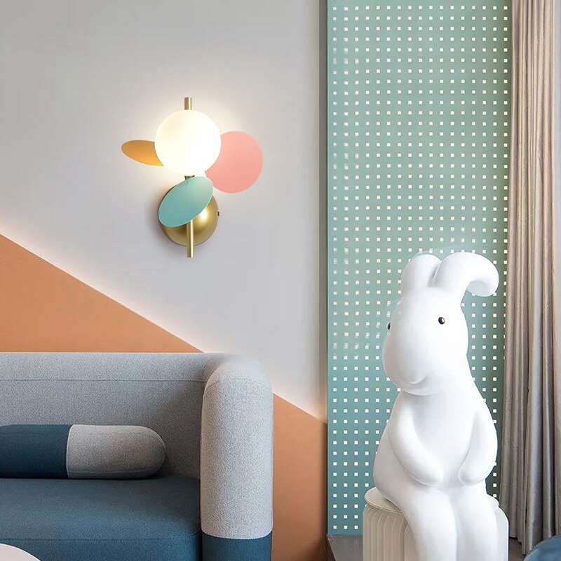 https://cdn.shopify.com/s/files/1/2499/8120/products/applique-murale-moderne-colore-pour-enfant-clover.jpg?v=1657579957