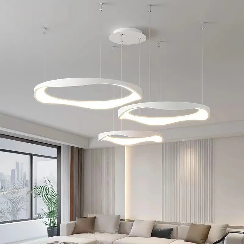 https://cdn.shopify.com/s/files/1/2499/8120/files/lampe-suspendue-nordique-moderne-simple-salon-hall-2023-5.png?v=1704459134