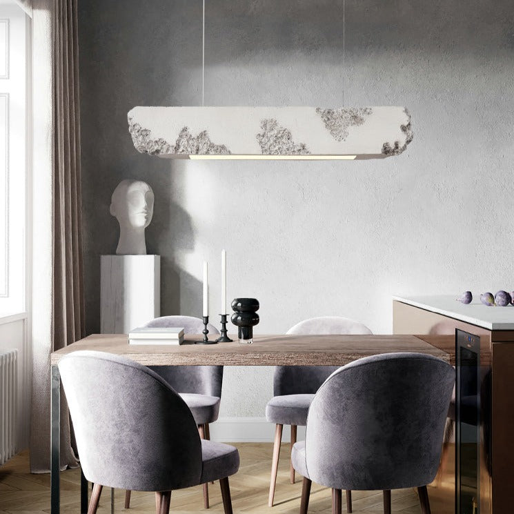 https://cdn.shopify.com/s/files/1/2499/8120/files/lustre-design-longue-rectangulaire-avec-touche-colore-hazel.jpg?v=1688994710