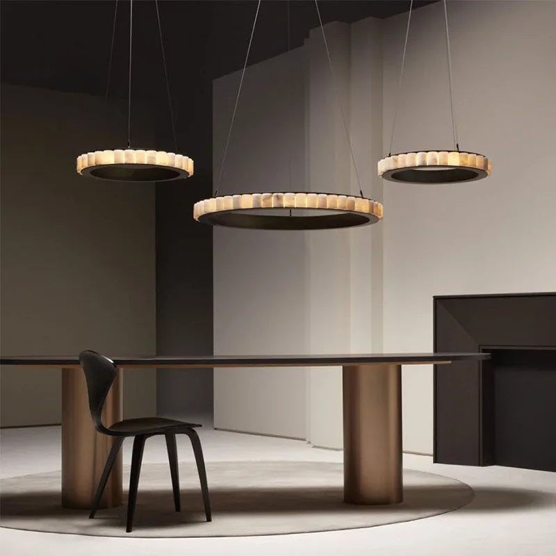 https://cdn.shopify.com/s/files/1/2499/8120/files/led-postmoderne-marbre-or-noir-rond-design-lampes-suspendues-lustre-suspension-suspension-pour-salle-manger-4.png?v=1712762140