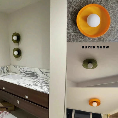 Applique murale en verre au-dessus d'un canapé
