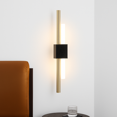 https://cdn.shopify.com/s/files/1/2499/8120/files/applique-murale-design-led-avec-barre-en-m-tal-dor-xeres-2.png?v=1773152815