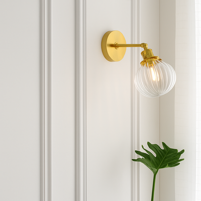https://cdn.shopify.com/s/files/1/2499/8120/files/applique-murale-design-led-avec-bras-en-m-tal-et-abat-jour-en-verre-1.png?v=1773156299