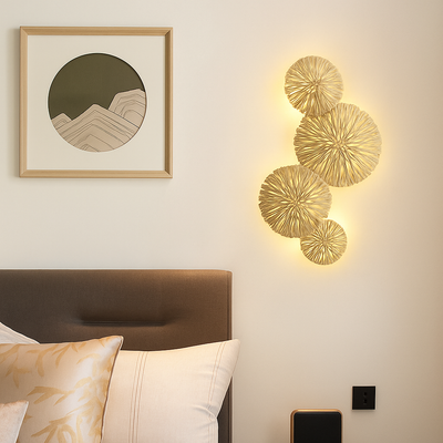 https://cdn.shopify.com/s/files/1/2499/8120/files/applique-murale-design-led-avec-plusieurs-disques-dor-ou-cuivr-style-fleurs-1.png?v=1773883421