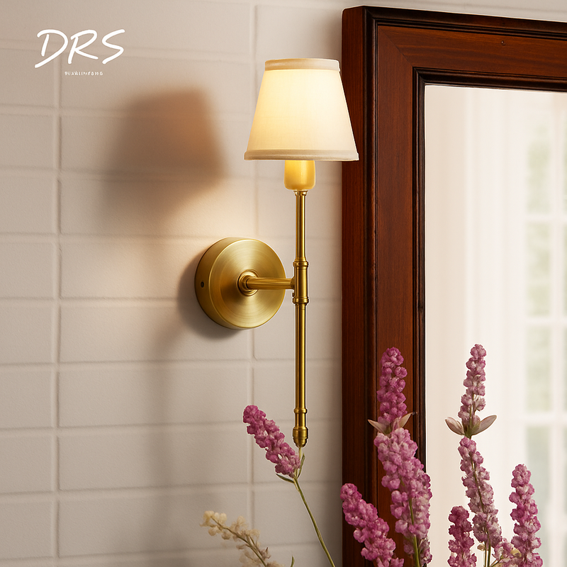 https://cdn.shopify.com/s/files/1/2499/8120/files/applique-murale-doree-avec-abat-jour-tissu-europe.jpg?v=1771425272