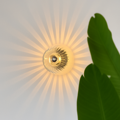 https://cdn.shopify.com/s/files/1/2499/8120/files/applique-murale-en-verre-bauhaus-avec-effet-sur-le-mur-2.png?v=1773413371