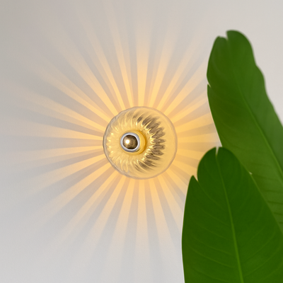 https://cdn.shopify.com/s/files/1/2499/8120/files/applique-murale-en-verre-bauhaus-effet-d-coratif-2.png?v=1773516242