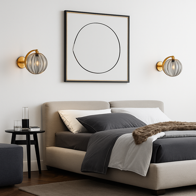 https://cdn.shopify.com/s/files/1/2499/8120/files/applique-murale-led-avec-tige-dor-e-et-boule-en-verre-color-e-1.png?v=1773853040