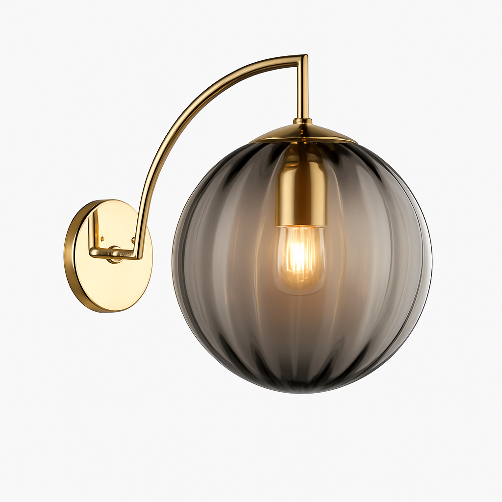 https://cdn.shopify.com/s/files/1/2499/8120/files/applique-murale-led-dor-avec-boule-en-verre-fum-scone-0.png?v=1771440852