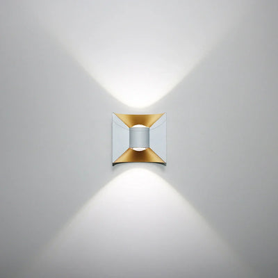 Applique murale LED extérieur blanche sur façade
