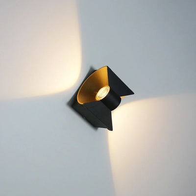Applique murale LED extérieur noire près d'une porte