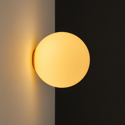 https://cdn.shopify.com/s/files/1/2499/8120/files/applique-murale-moderne-en-verre-blanc-pour-divers-espaces-1.png?v=1773240268