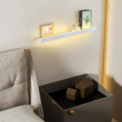 Lumière LED diffusée sous la tablette de l'applique étagère