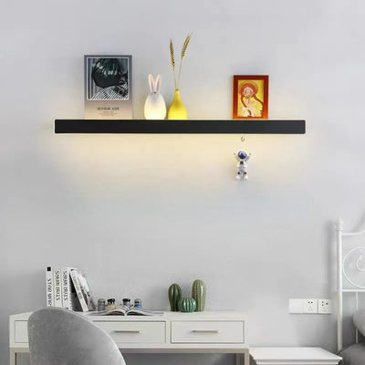 Grande applique murale étagère noire au design linéaire