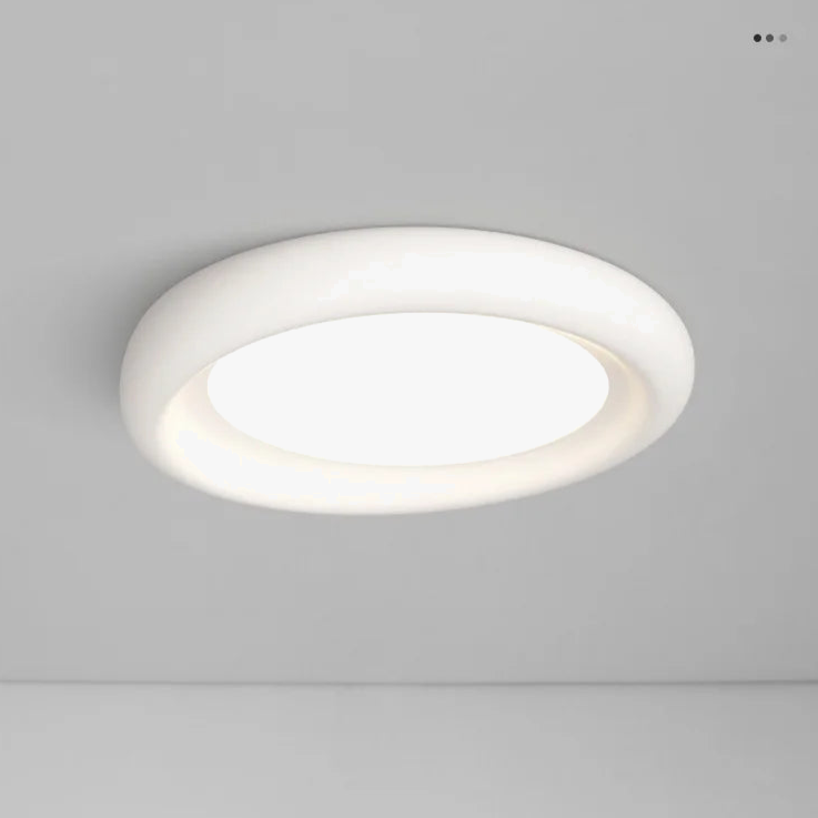 https://cdn.shopify.com/s/files/1/2499/8120/files/lampe-led-minimaliste-moderne-chambre-principale-4.png?v=1704304609