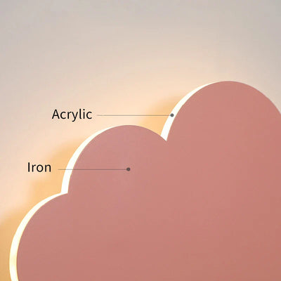 Lampe nuage en petit format au-dessus d'un lit