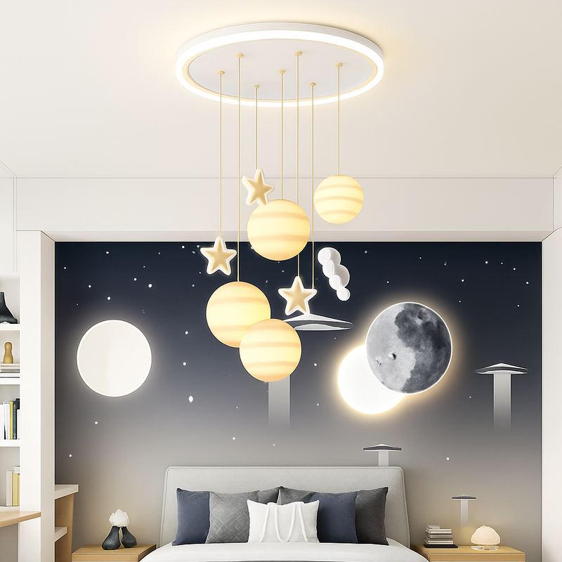 https://cdn.shopify.com/s/files/1/2499/8120/files/lustre-astronautes-lumineux-pour-chambre-d-enfant-design-moderne-0.png?v=1773889578