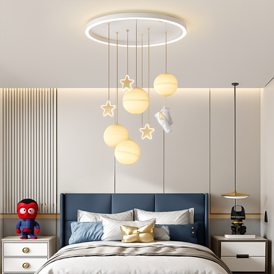 https://cdn.shopify.com/s/files/1/2499/8120/files/lustre-astronautes-lumineux-pour-chambre-d-enfant-design-moderne-2.png?v=1773889578