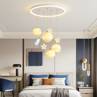 https://cdn.shopify.com/s/files/1/2499/8120/files/lustre-astronautes-lumineux-pour-chambre-d-enfant-design-moderne-4.png?v=1773889579
