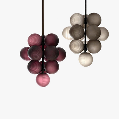 https://cdn.shopify.com/s/files/1/2499/8120/files/lustre-cr-atif-en-verre-design-forme-raisin-pour-int-rieur-moderne-0.png?v=1723337509