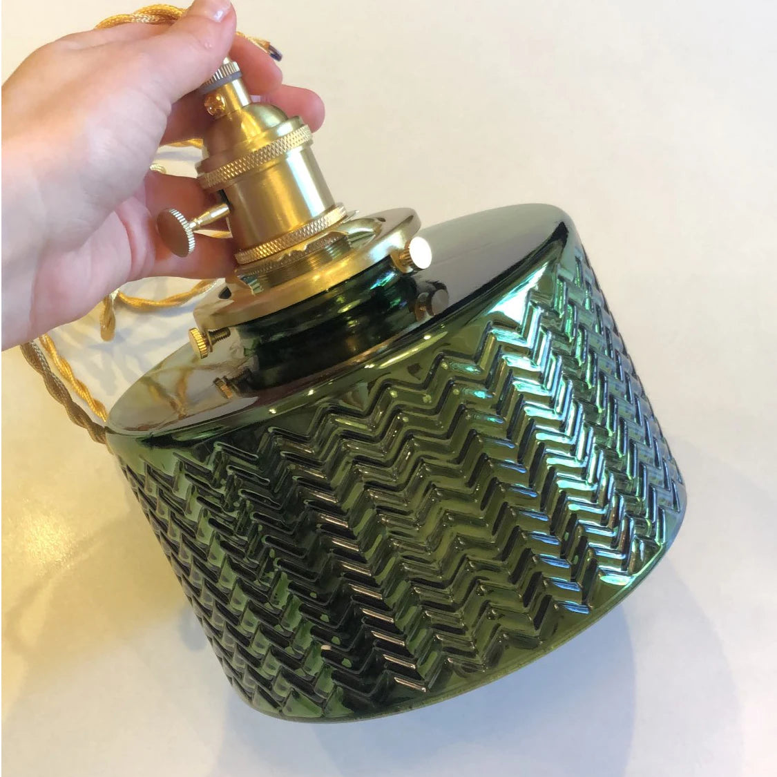 https://cdn.shopify.com/s/files/1/2499/8120/files/lustre-en-verre-minimaliste-clairage-cr-atif-design-suspendu-3.jpg?v=1722991235