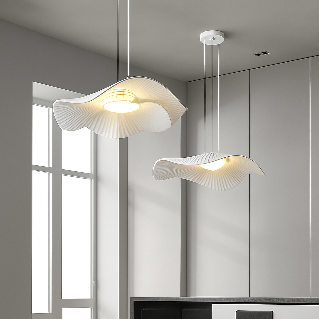 https://cdn.shopify.com/s/files/1/2499/8120/files/lustre-minimaliste-nordique-en-tissu-design-feuille-de-lotus-1.png?v=1772795443