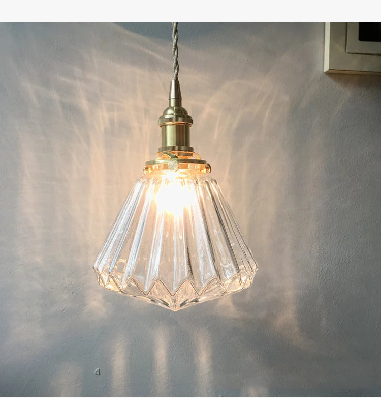 https://cdn.shopify.com/s/files/1/2499/8120/files/lustre-moderne-en-verre-et-cuivre-design-minimaliste-pour-clairage-cr-atif-6.png?v=1722731995