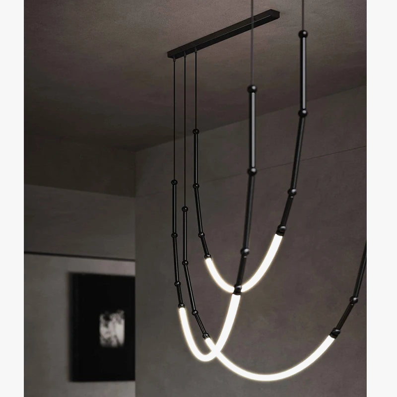 https://cdn.shopify.com/s/files/1/2499/8120/files/lustre-moderne-suspendu-design-minimaliste-pour-bar-ou-restaurant-0.png?v=1723337574