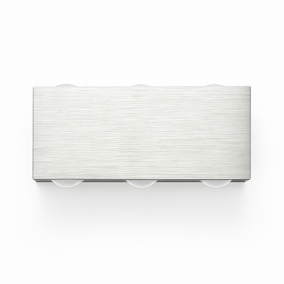 Série de petites appliques murales alignées sur un mur