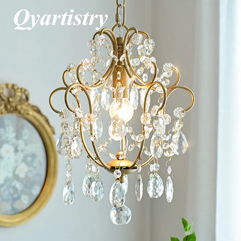 https://cdn.shopify.com/s/files/1/2499/8120/files/plafonnier-led-suspendu-en-cristal-design-moderne-d-coratif-0.jpg?v=1721003881