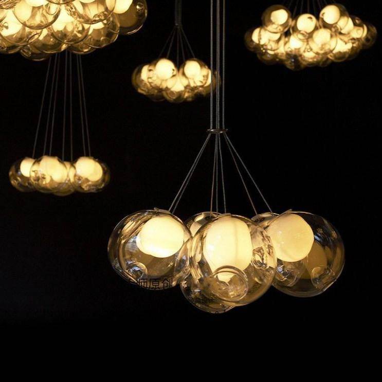 https://cdn.shopify.com/s/files/1/2499/8120/products/lustre-design-led-avec-boule-en-verre-deforme-style-chandeliers_59037d61-0b72-4cd5-b52b-3f256b227a44.jpg?v=1632845807