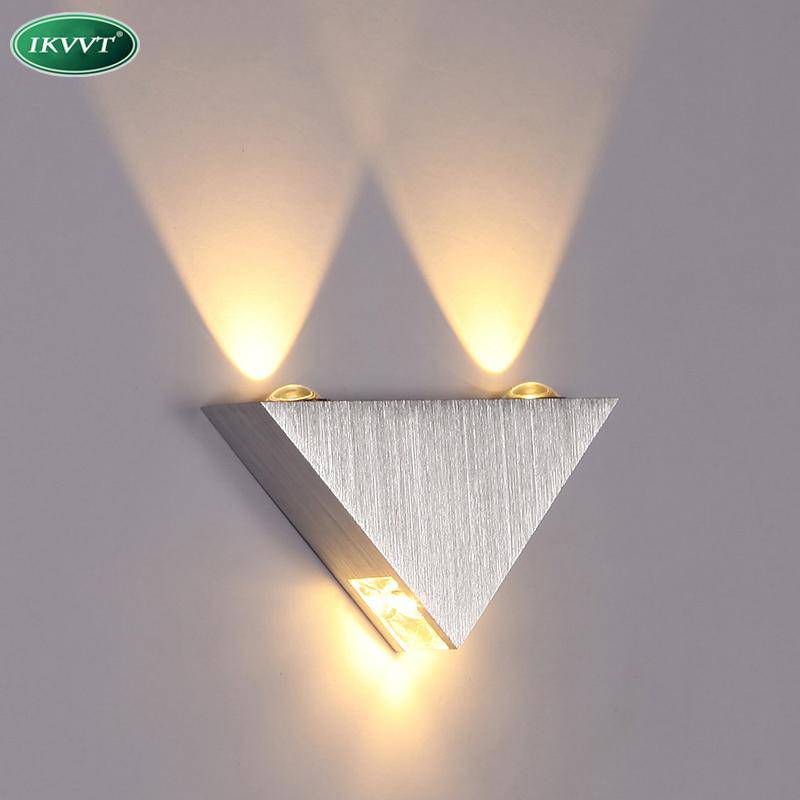 https://cdn.shopify.com/s/files/1/2499/8120/products/applique-murale-led-chromee-en-aluminium-brosse-en-forme-de-triangle_987e7ae6-a3b3-4957-9949-81ae27a08426.png?v=1632784757