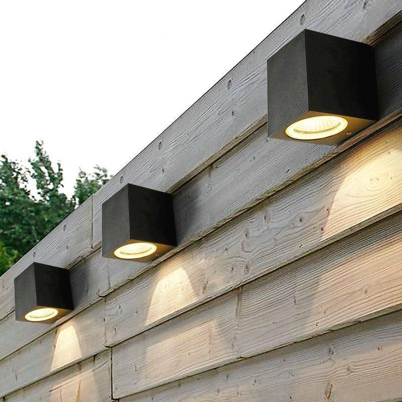 https://cdn.shopify.com/s/files/1/2499/8120/products/applique-exterieur-spots-led-en-aluminium-cubique_3fd57954-691d-4334-afb2-dfdcab254c46.jpg?v=1632789529