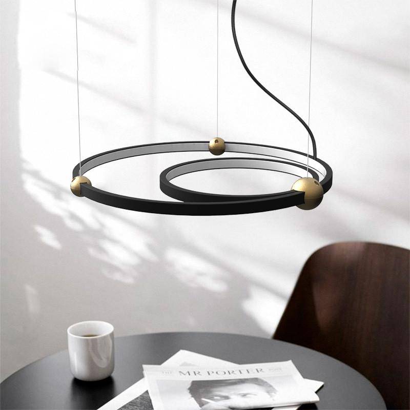 https://cdn.shopify.com/s/files/1/2499/8120/products/LustredesignaanneauxaLEDetboulesdorees_ba4cb372-c02a-4816-b954-0bd389e363b1.jpg?v=1632841635